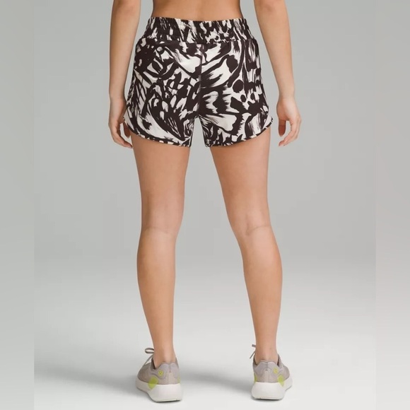 D10.23 NWT Hotty Hot HR Lined Short 4" • Monarch Bloom Bone Espresso/Bone - Picture 3 of 5